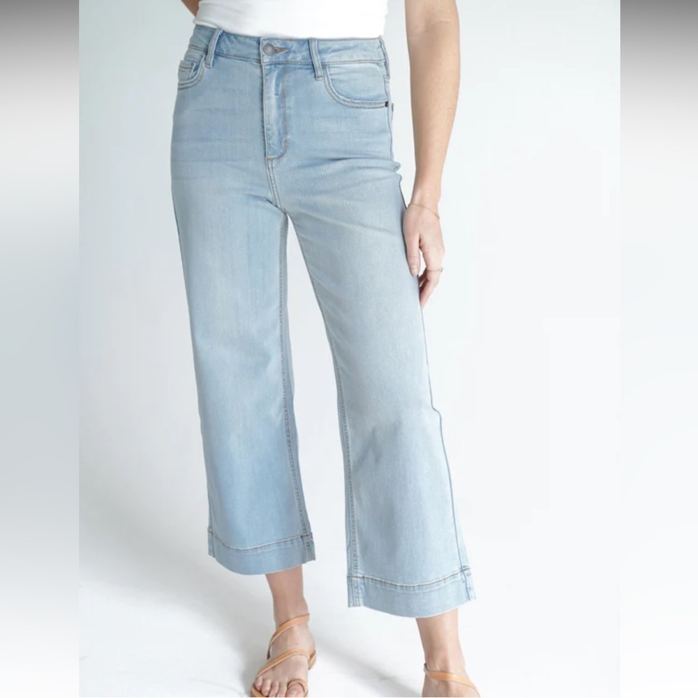 Carly Jean Mer Wide Leg Jeans in Light Wash